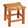 Geflochtener Korbstuhl mit quadratischer Sitzfläche Geflochtener Korbstuhl mit quadratischer Sitzfläche