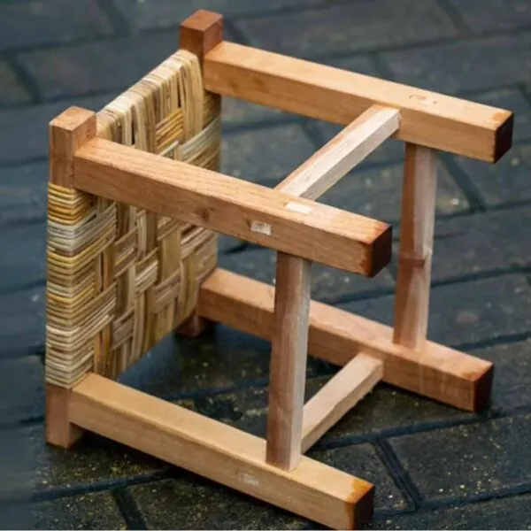 Geflochtener Korbstuhl mit quadratischer Sitzfläche Geflochtener Korbstuhl mit quadratischer Sitzfläche