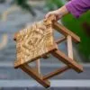Geflochtener Korbstuhl mit quadratischer Sitzfläche Geflochtener Korbstuhl mit quadratischer Sitzfläche