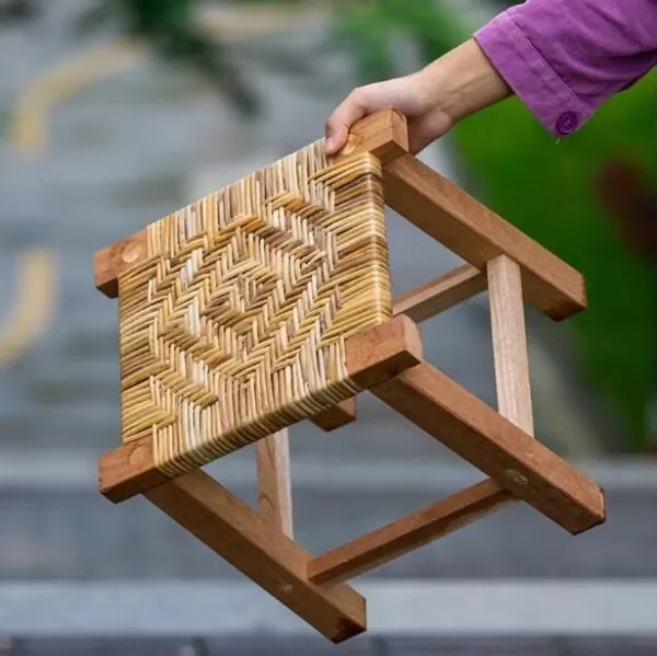 Geflochtener Korbstuhl mit quadratischer Sitzfläche Geflochtener Korbstuhl mit quadratischer Sitzfläche