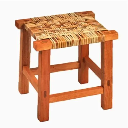 Geflochtener Korbstuhl mit quadratischer Sitzfläche Geflochtener Korbstuhl mit quadratischer Sitzfläche