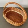 Geflochtener Rattankorb mit weißem Rand Geflochtener Rattankorb mit weißem Rand