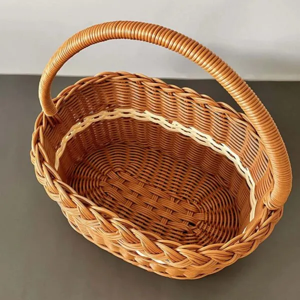 Geflochtener Rattankorb mit weißem Rand Geflochtener Rattankorb mit weißem Rand