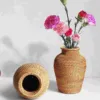 Geflochtener Rattanvasenhalter für Trockenblumen Geflochtener Rattanvasenhalter für Trockenblumen
