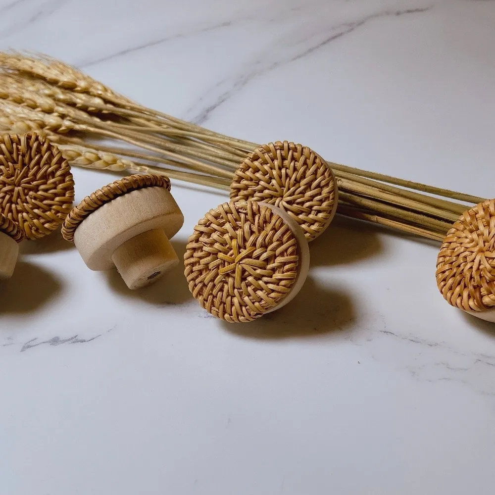Buchenholz und Rattan, präzise verarbeitet