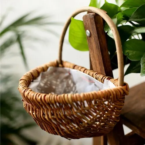Hängekorb für Pflanzen aus Rattan Hängekorb für Pflanzen aus Rattan