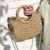 Halbrunde Rattan-Umhängetasche Halbrunde Rattan-Umhängetasche