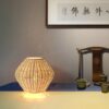 Handgefertigte Tischleuchte aus Bambus im chinesischen Landhausstil