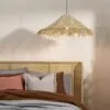 Handgefertigter Lampenschirm im asiatischen Stil aus Stroh Asian style straw lampshade close-up showing hand-woven natural fiber texture