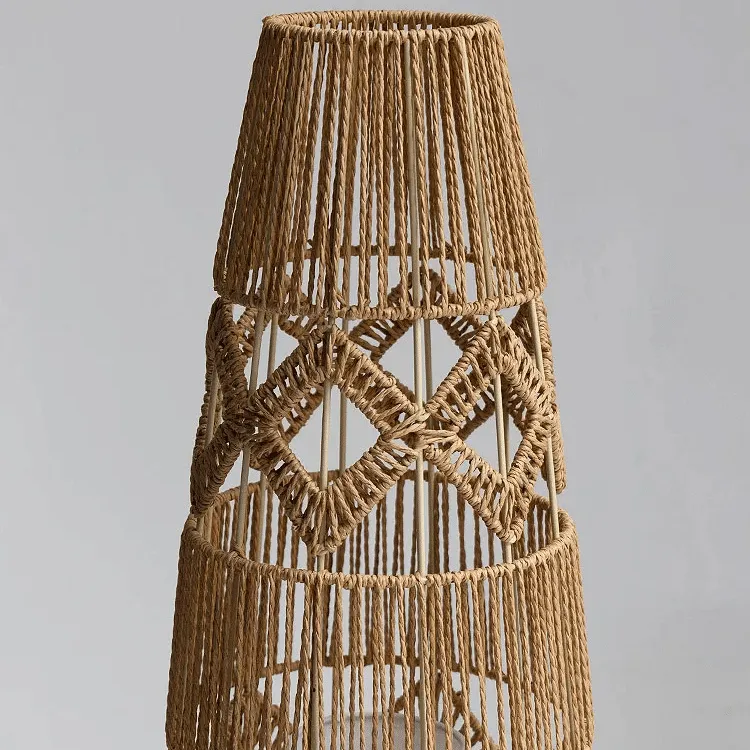 Rattan Stehleuchte im Wohnzimmer
