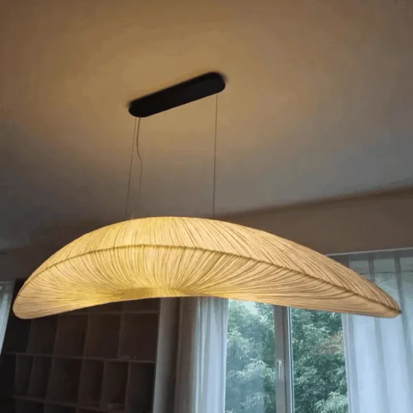 Handgeflochtener Luxus-Lampenschirm in Strohoptik Lampenschirm in Strohoptik aus Naturfasern in warmem, minimalistisch eingerichtetem Wohnraum