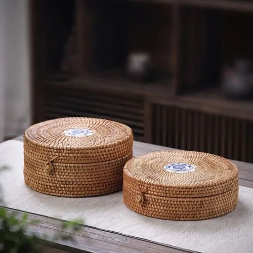Handgeflochtener Rattan-Aufbewahrungskorb mit Deckel im andalusischen Stil Handgeflochtener Rattan-Aufbewahrungskorb mit Deckel im andalusischen Stil