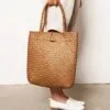 Handgeflochtener Rattan-Korb mit Henkel Handgeflochtener Rattan-Korb mit Henkel