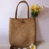 Handgeflochtener Rattan-Korb mit Henkel Handgeflochtener Rattan-Korb mit Henkel
