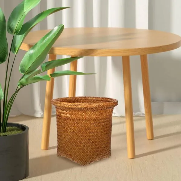 Handgeflochtener Retro-Korb aus Rattan Handgeflochtener Retro-Korb aus Rattan