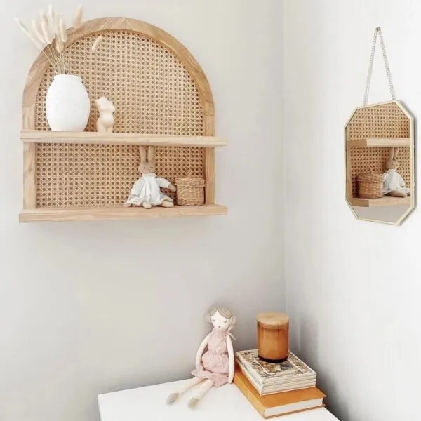 Handgeflochtenes Regal aus Rattan und Holz Handgeflochtenes Regal aus Rattan und Holz