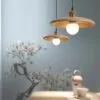 Holz-Hängelampe mit Bogenform Holz-Hängelampe mit Bogenform