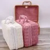 Kinderspielzeugkorb aus Rattan in Rosé im Retro-Kofferstil Kinderspielzeugkorb aus Rattan in Rosé im Retro-Kofferstil
