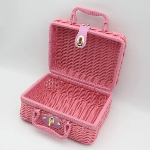 Kinderspielzeugkorb aus Rattan in Rosé im Retro-Kofferstil Kinderspielzeugkorb aus Rattan in Rosé im Retro-Kofferstil