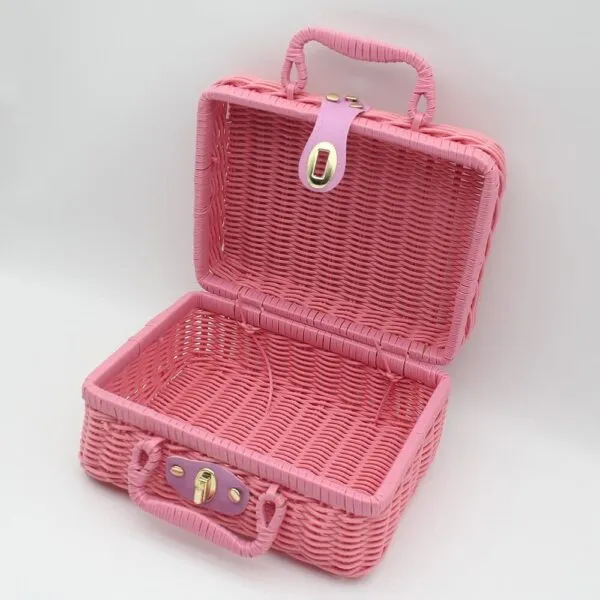 Kinderspielzeugkorb aus Rattan in Rosé im Retro-Kofferstil Kinderspielzeugkorb aus Rattan in Rosé im Retro-Kofferstil