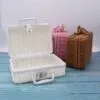 Kinderzimmer-Spielzeugkorb aus weißem Rattan im Retro-Koffer-Stil Kinderzimmer-Spielzeugkorb aus weißem Rattan im Retro-Koffer-Stil