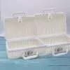 Kinderzimmer-Spielzeugkorb aus weißem Rattan im Retro-Koffer-Stil Kinderzimmer-Spielzeugkorb aus weißem Rattan im Retro-Koffer-Stil