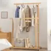 Kleiderständer aus Holz mit Rollen Kleiderständer aus Holz mit Rollen