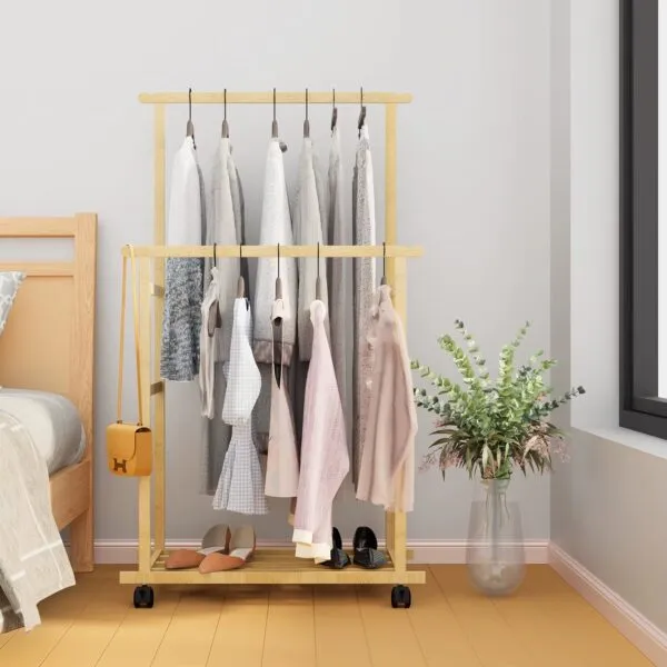 Kleiderständer aus Holz mit Rollen Kleiderständer aus Holz mit Rollen