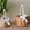 Kleiner Aufbewahrungskorb aus Rattan mit Spitzenhenkel Kleiner Aufbewahrungskorb aus Rattan mit Spitzenhenkel