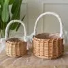 Kleiner Aufbewahrungskorb aus Rattan mit Spitzenhenkel Kleiner Aufbewahrungskorb aus Rattan mit Spitzenhenkel