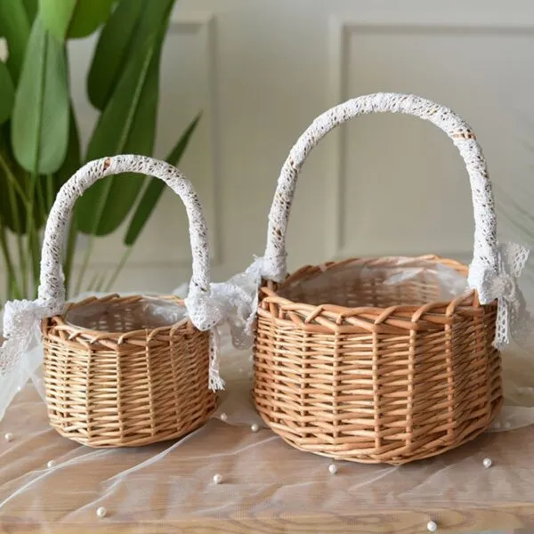 Kleiner Aufbewahrungskorb aus Rattan mit Spitzenhenkel Kleiner Aufbewahrungskorb aus Rattan mit Spitzenhenkel