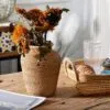 Kleiner Korbvasen aus Weide und Rattan