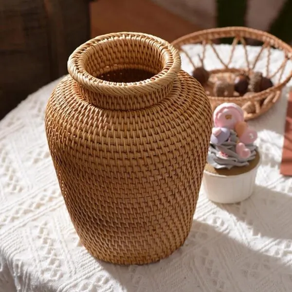 Kleiner Korbvasen aus Weide und Rattan