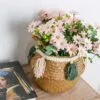 Korb aus Rattan mit bunten Quasten Korb aus Rattan mit bunten Quasten