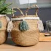 Korb aus Rattan mit bunten Quasten Korb aus Rattan mit bunten Quasten