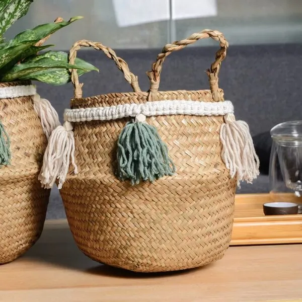 Korb aus Rattan mit bunten Quasten Korb aus Rattan mit bunten Quasten