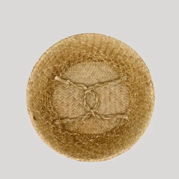 Korb aus Rattan mit bunten Quasten Korb aus Rattan mit bunten Quasten