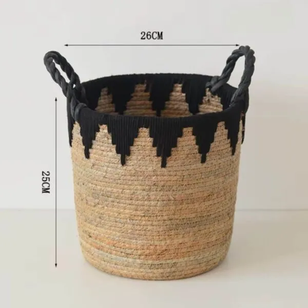 Korb aus Rattan mit Dreiecksmuster Korb aus Rattan mit Dreiecksmuster