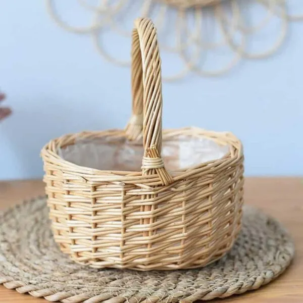 Korb aus Rattan mit Henkel