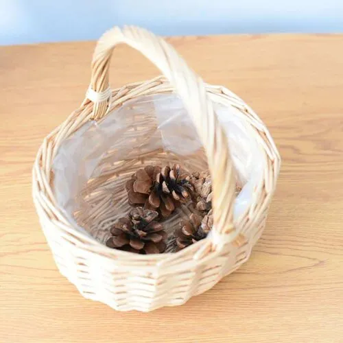 Korb aus Rattan mit Henkel Korb aus Rattan mit Henkel