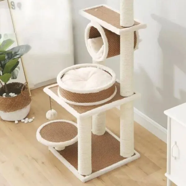 Kratzbaum aus Rattan mit Plüsch Kratzbaum aus Rattan mit Plüsch