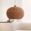 Kugel-Hängelampe aus Rattan und Naturweide, handgefertigt im Stil chinesischer Dörfer Kugel-Hängelampe aus Rattan und Naturweide, handgefertigt im Stil chinesischer Dörfer