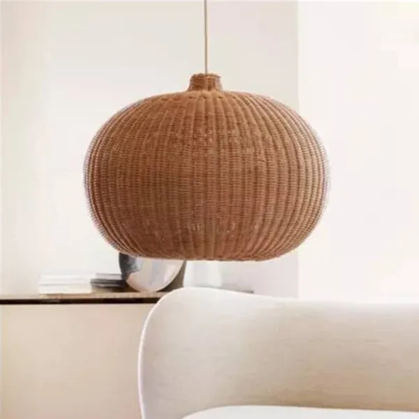 Kugel-Hängelampe aus Rattan und Naturweide, handgefertigt im Stil chinesischer Dörfer Kugel-Hängelampe aus Rattan und Naturweide, handgefertigt im Stil chinesischer Dörfer
