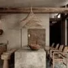 LED-Hängeleuchte mit Stroh-Optik im geflochtenen Design Nahaufnahme der Textur eines Bambus-Hängelampenschirms in Strohoptik mit Holz