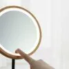 LED-Spiegel mit Holzrahmen und Touch-Sensor LED-Spiegel mit Holzrahmen und Touch-Sensor