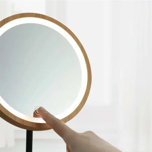 LED-Spiegel mit Holzrahmen und Touch-Sensor LED-Spiegel mit Holzrahmen und Touch-Sensor
