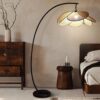LED-Stehleuchte mit Blüten aus Rattan LED-Stehleuchte mit Blüten aus Rattan