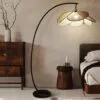 LED-Stehleuchte mit Blüten aus Rattan