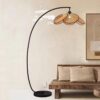 LED-Stehleuchte mit Blüten aus Rattan LED-Stehleuchte mit Blüten aus Rattan