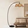 LED-Stehleuchte mit Blüten aus Rattan